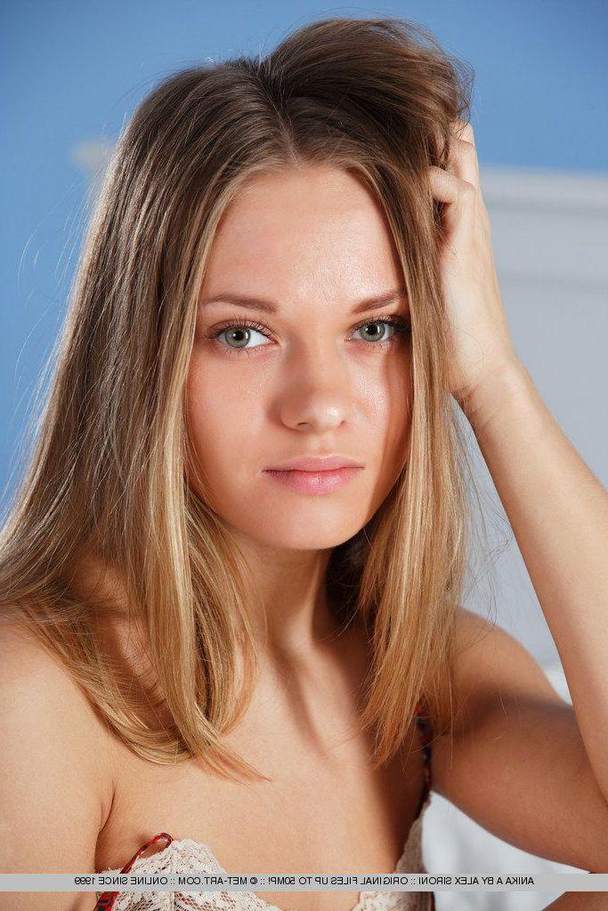 18P Pictures of Anika A showing her sexy body
