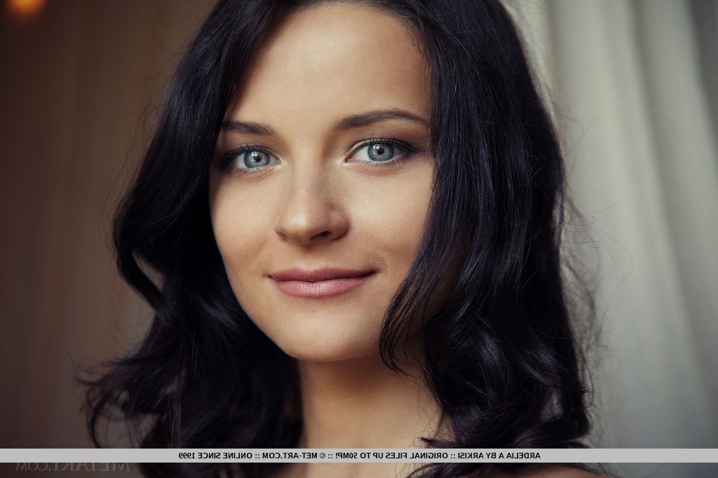 18P Ardelia A strips completely naked and waits for you in bed