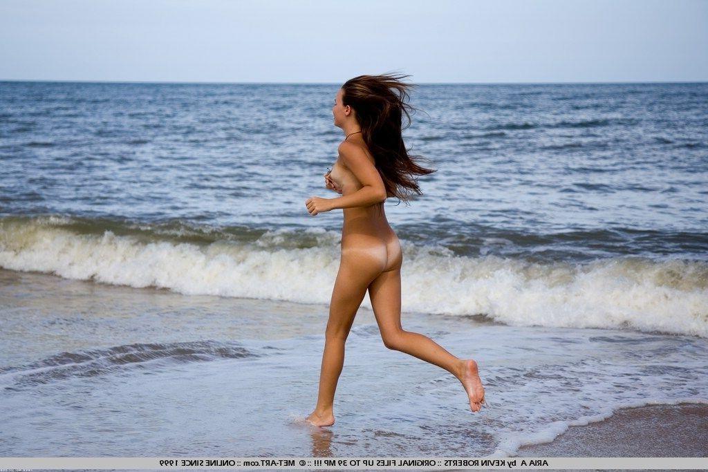 18P Pictures of teen girl Aria A naked on the beach