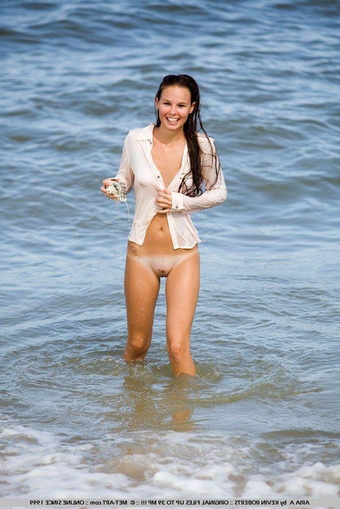 18P Pictures of teen girl Aria A naked on the beach