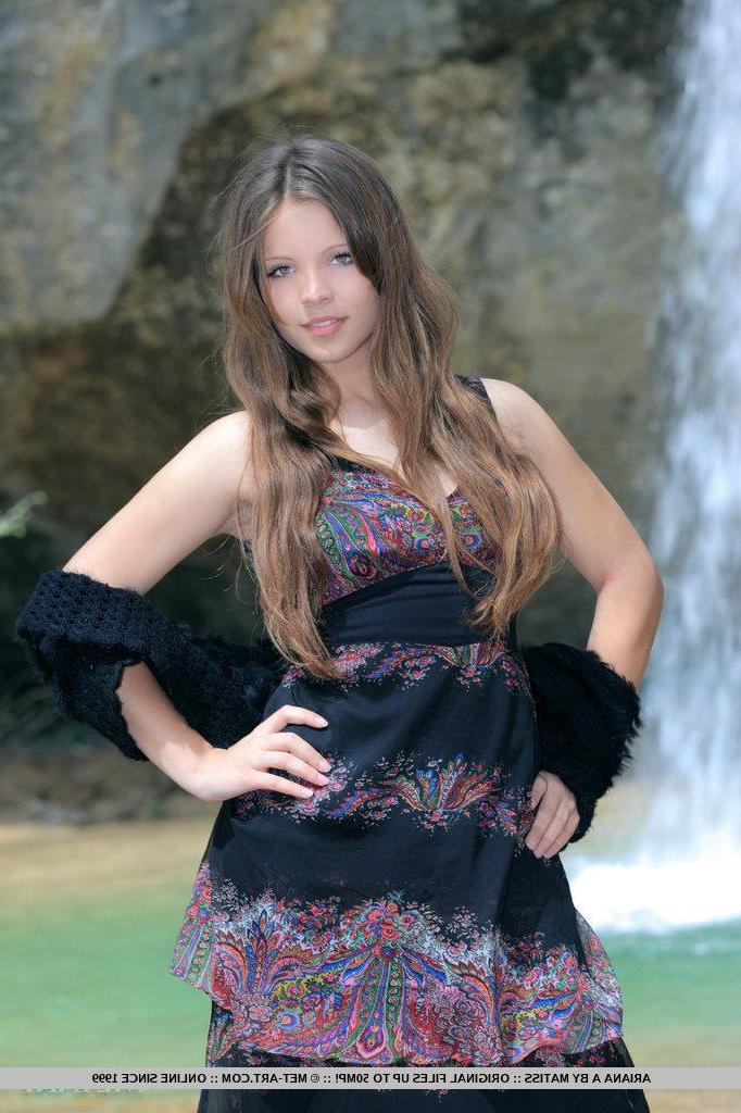 18P Pictures of gorgeous girl Ariana A displaying her beautiful nude body outside