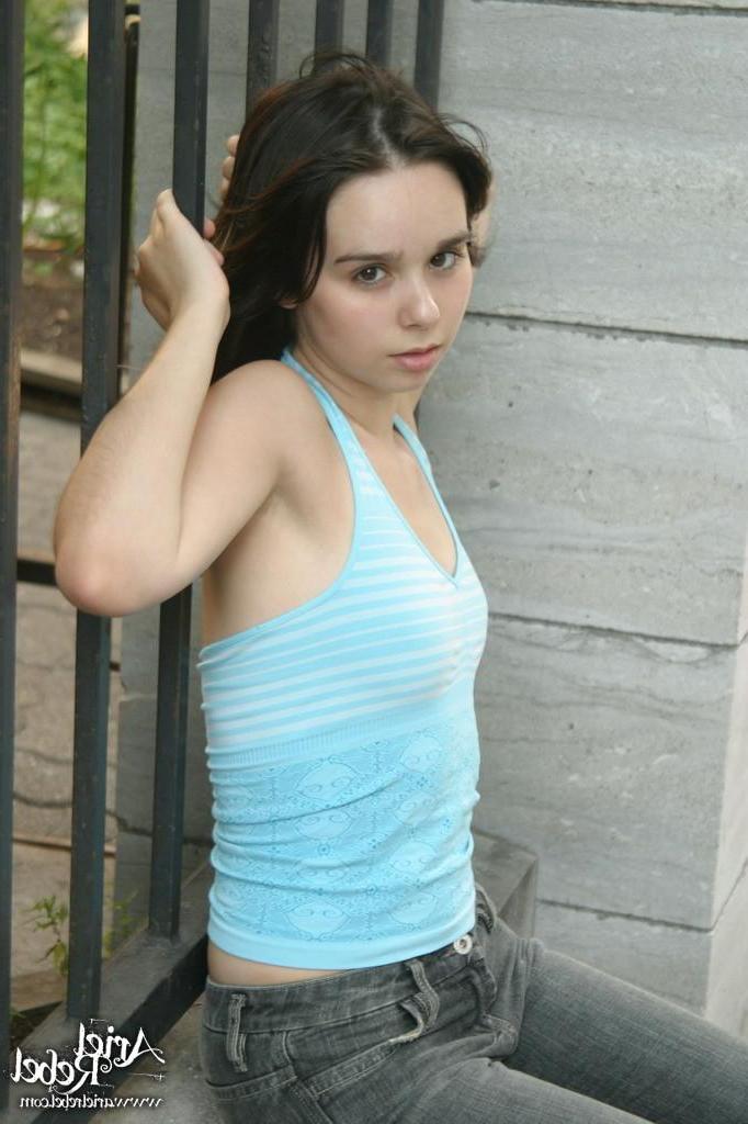 15P Pictures of Ariel Rebel looking cute outside