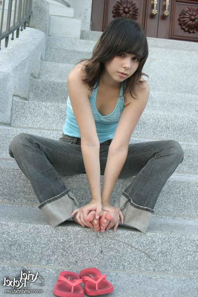 15P Pictures of Ariel Rebel looking cute outside