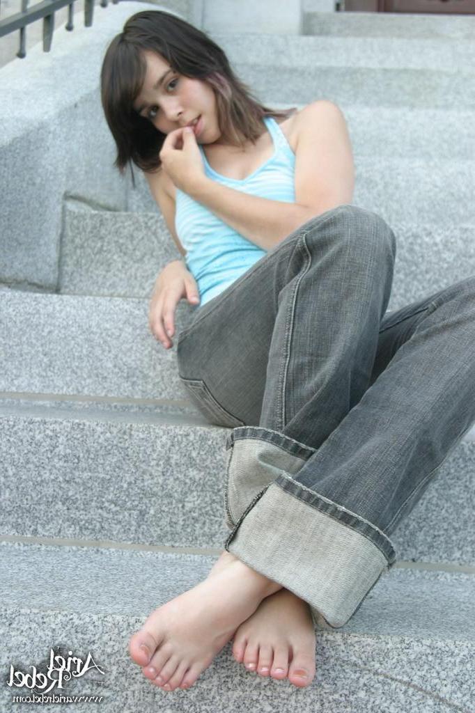 15P Pictures of Ariel Rebel looking cute outside