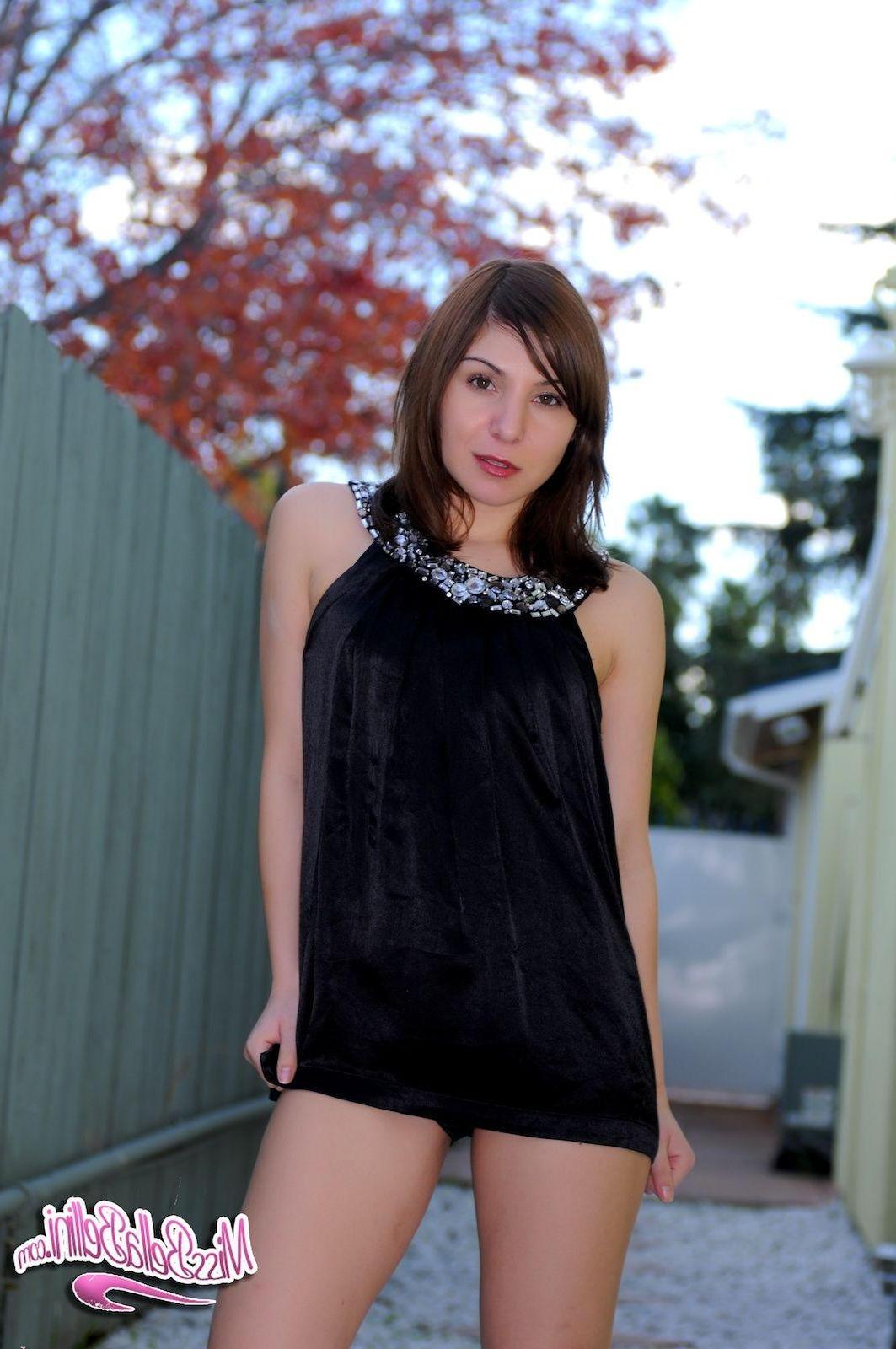 15P Pictures of teen girl Bella Bellini naked outside