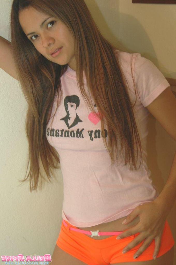 20P Pictures of Bella Spice exposing her tits