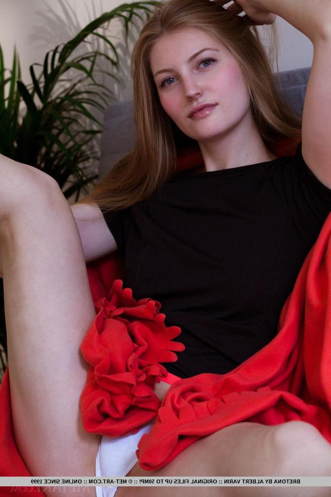 18P Beautiful coed Bretona gives you her hot body in "Sonerue"