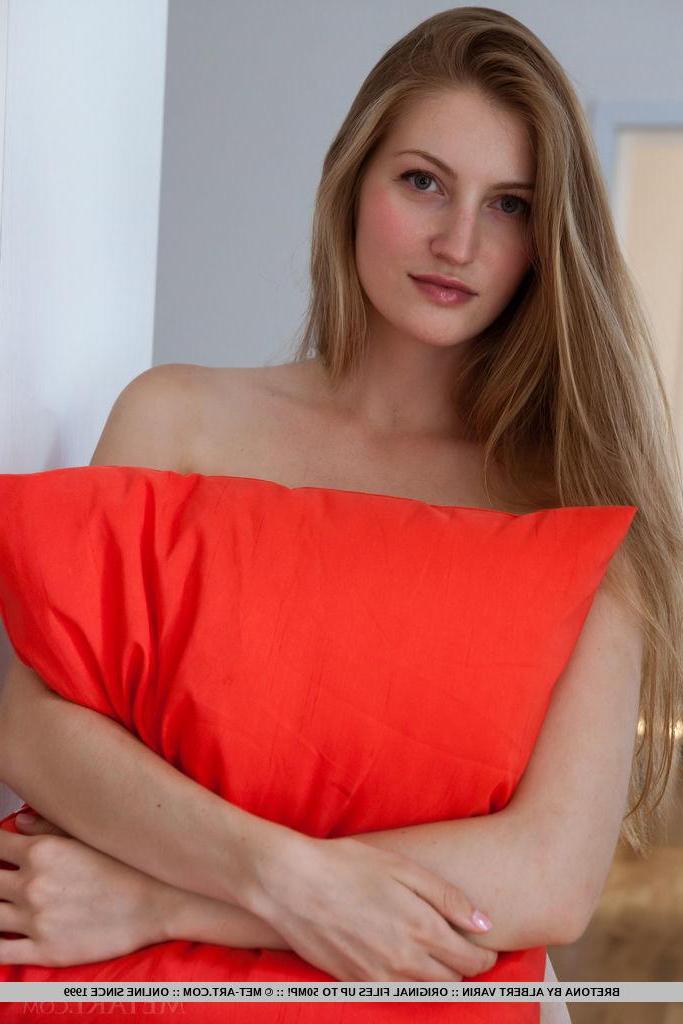 18P Beautiful coed Bretona gives you her hot body in "Sonerue"