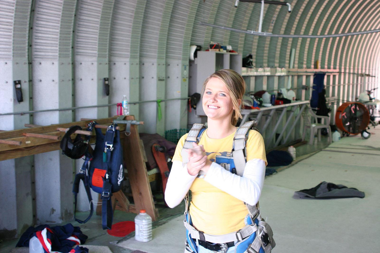 20P Pictures of Samantha Gauge and Brooke Skye going sky diving