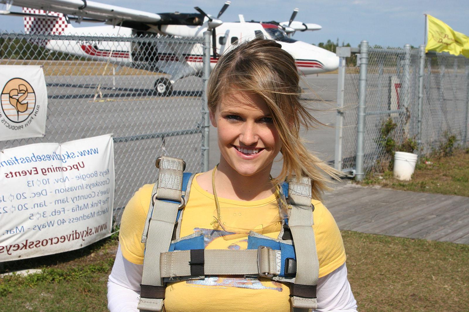 20P Pictures of Samantha Gauge and Brooke Skye going sky diving