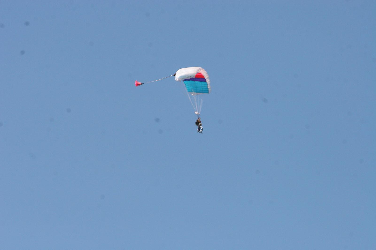 20P Pictures of Samantha Gauge and Brooke Skye going sky diving
