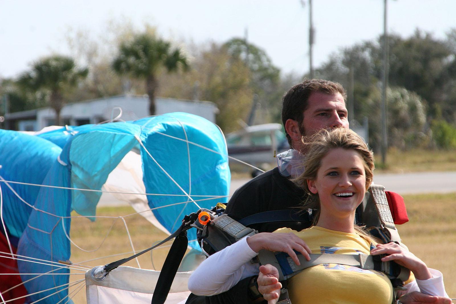 20P Pictures of Samantha Gauge and Brooke Skye going sky diving