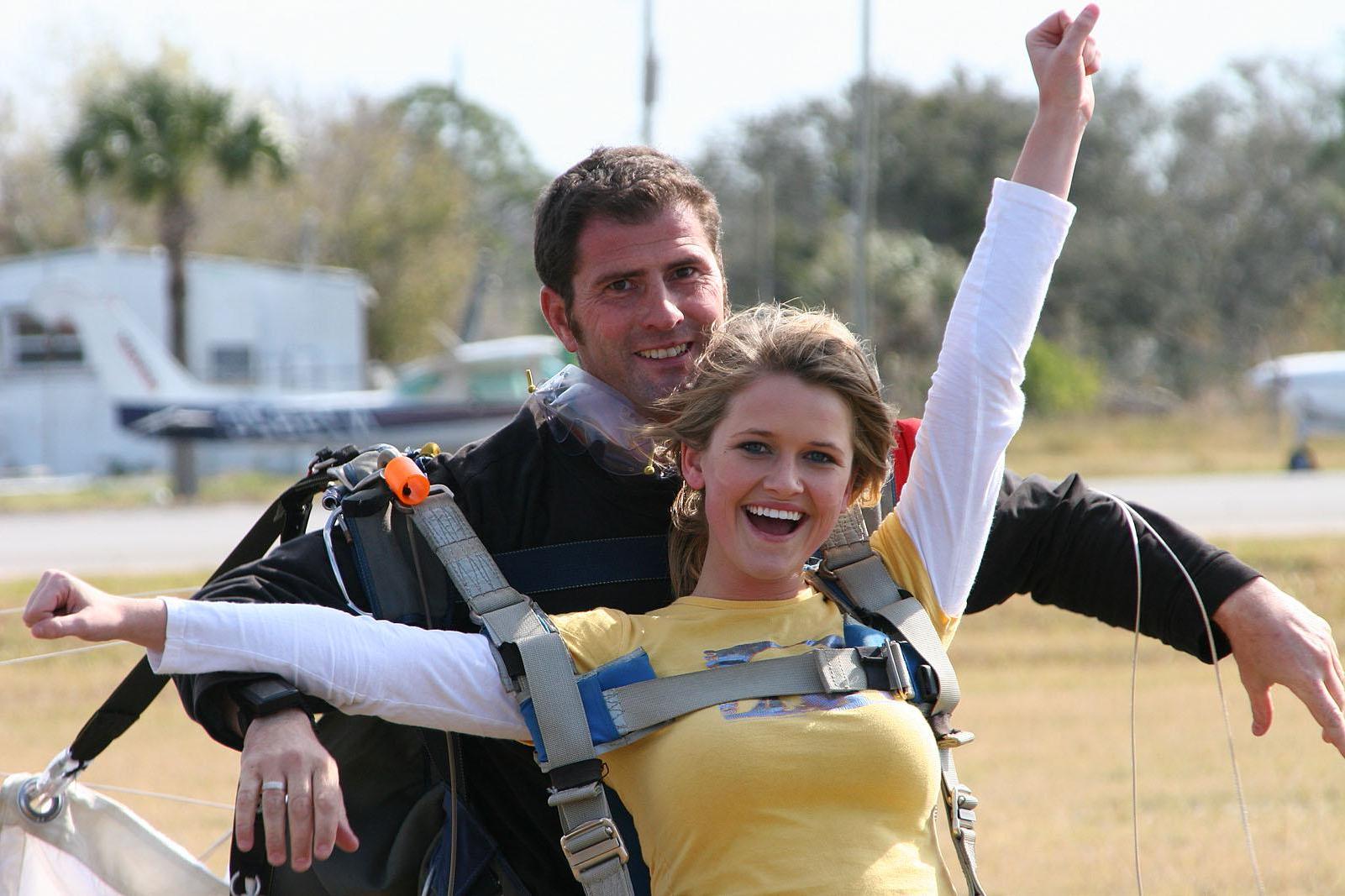 20P Pictures of Samantha Gauge and Brooke Skye going sky diving