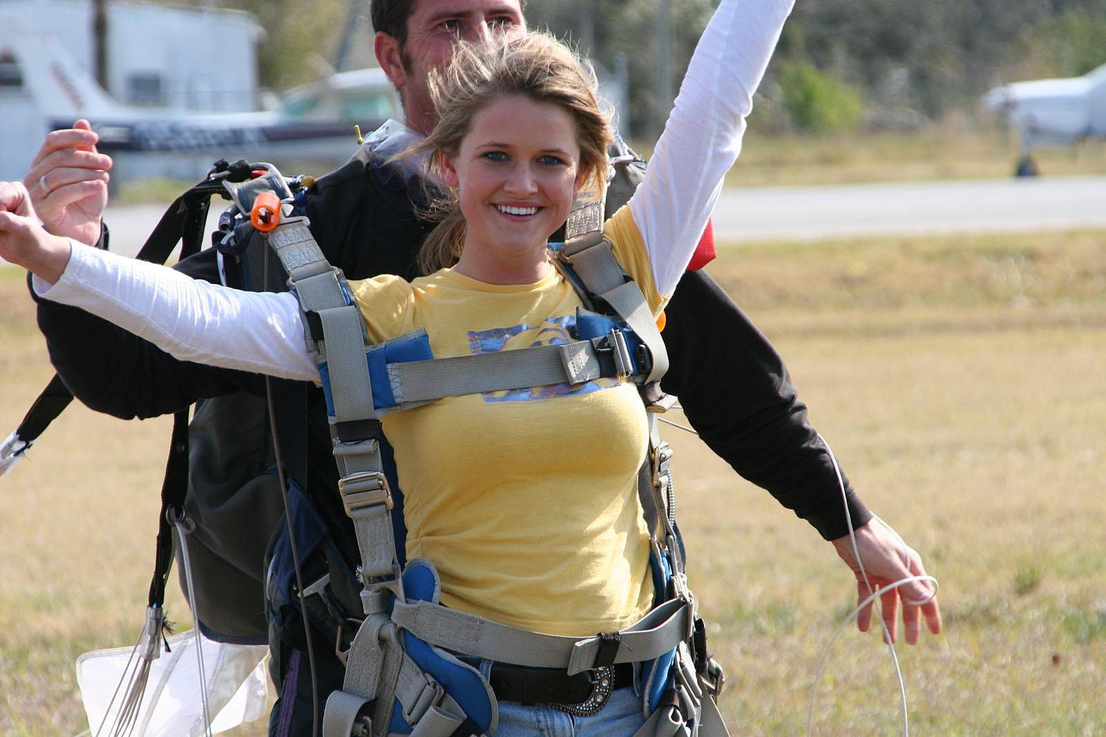20P Pictures of Samantha Gauge and Brooke Skye going sky diving
