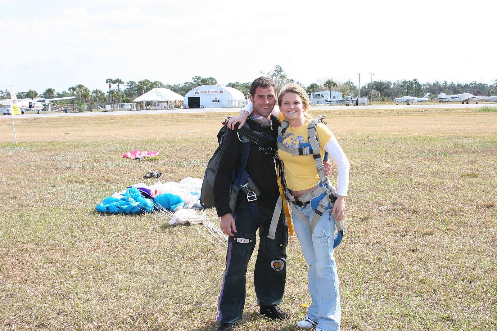 20P Pictures of Samantha Gauge and Brooke Skye going sky diving