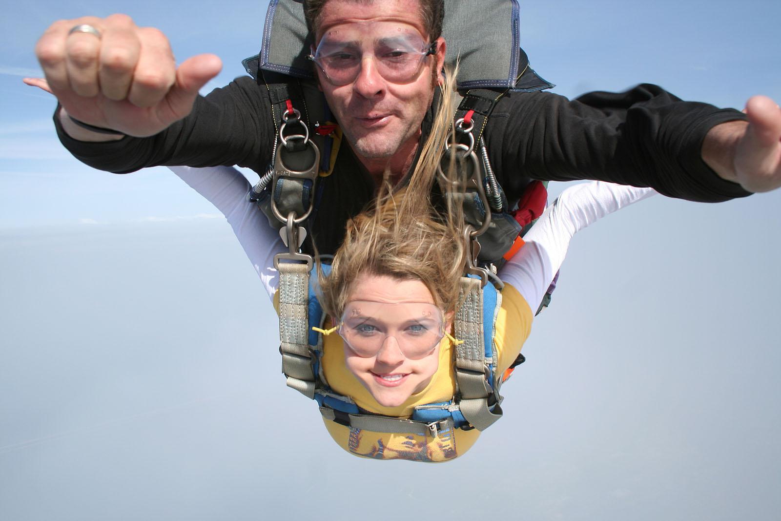 20P Pictures of Samantha Gauge and Brooke Skye going sky diving