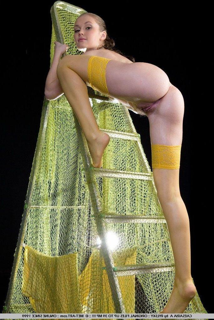 19P Pictures of teen hottie Ceasaria A getting all wet for you
