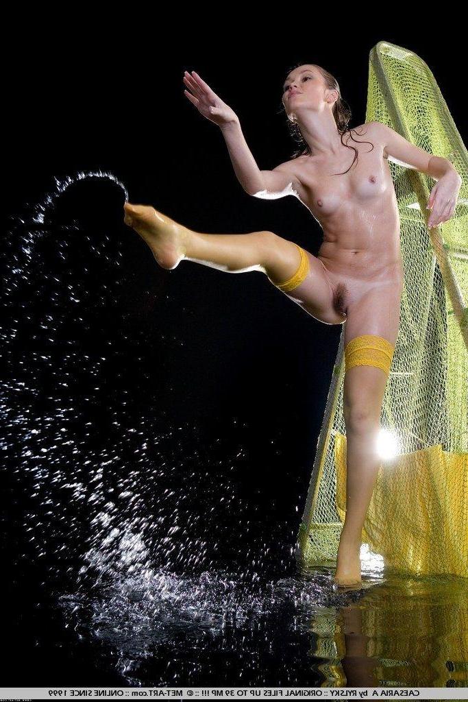 19P Pictures of teen hottie Ceasaria A getting all wet for you