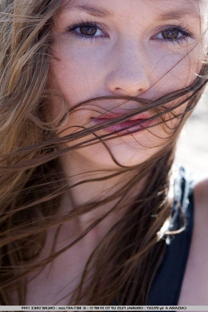 19P Pictures of teen girl Caesaria A showing you her pussy outside