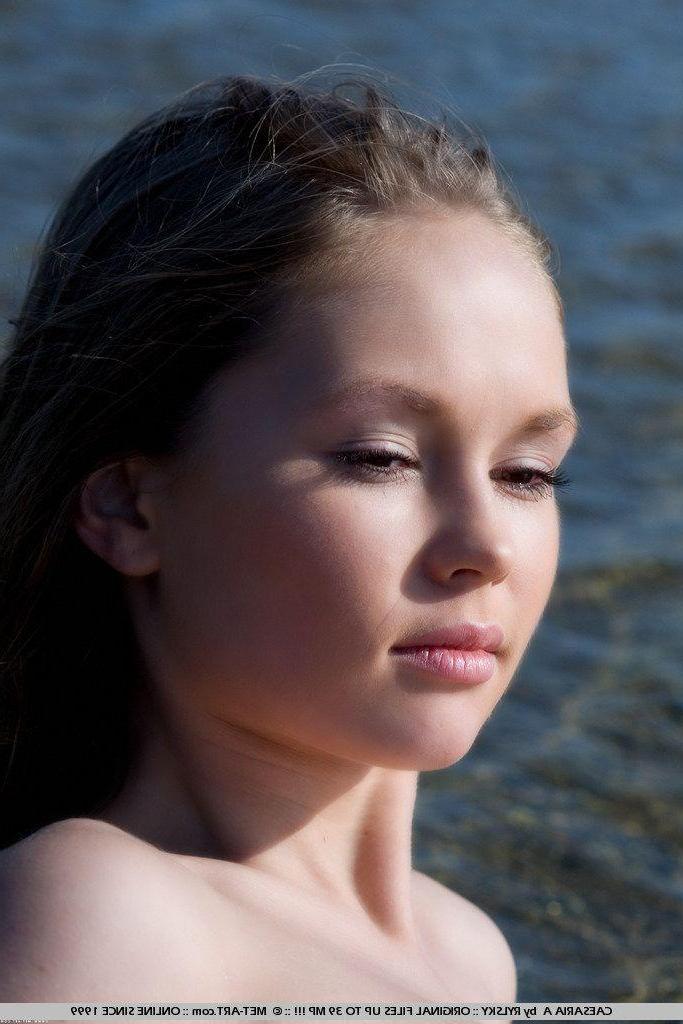 19P Pictures of teen girl Caesaria A showing you her pussy outside