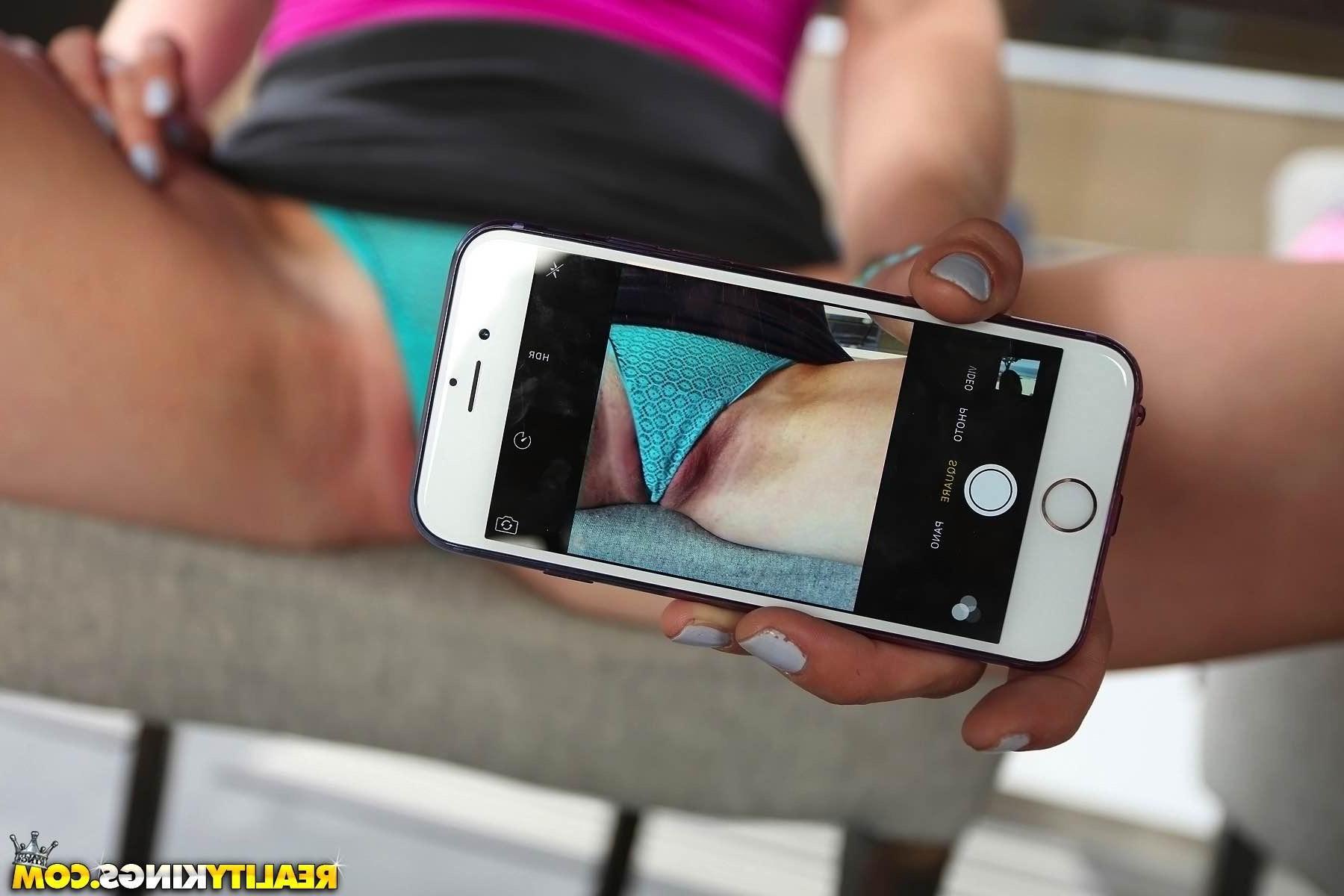 20P Die Studienfreundinnen Capri Anderson und Shyla Jennings werden während ihrer Lernsitzung geil