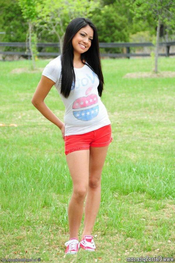 15P Cierra Spice is all natural while she strips off in a park