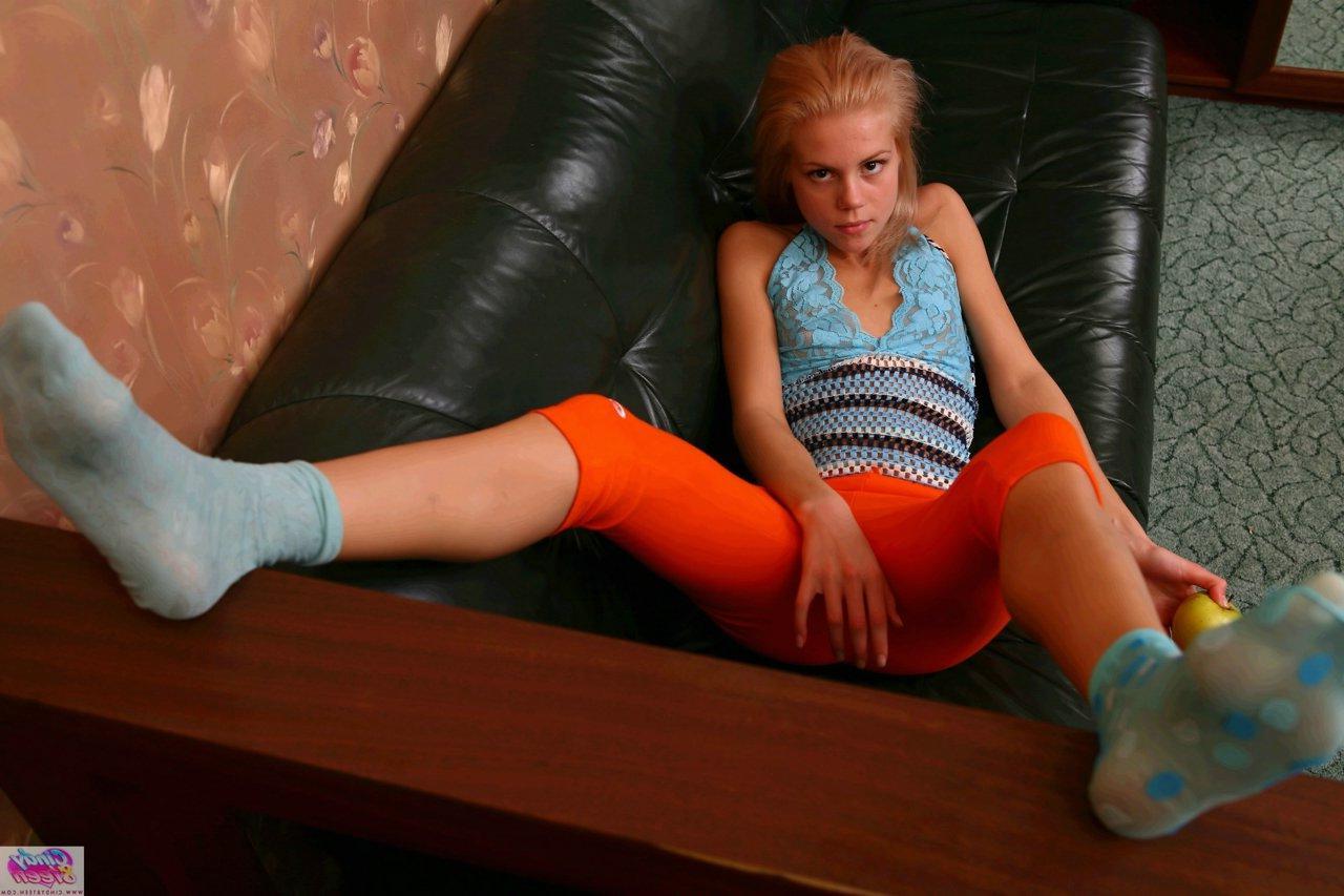 13P Photos de la jeune Cindy8Teen vous montrant son joli cul