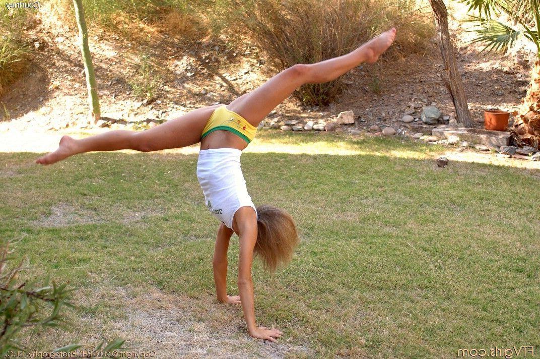 15P Pictures of Courtney Simpson doing some kinky gymnastics