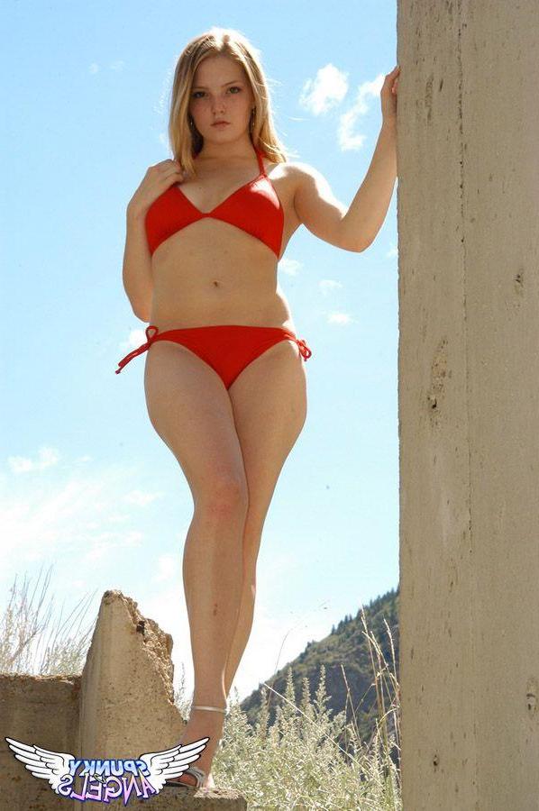 16P Pictures of Cute Chloe teasing with her cuteness