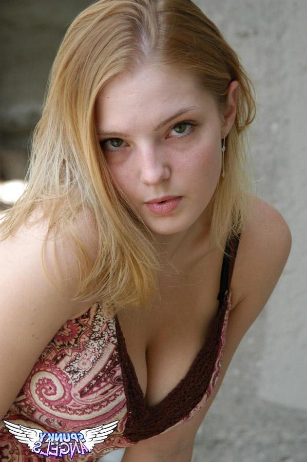 20P Pictures of Cute Chloe being cute