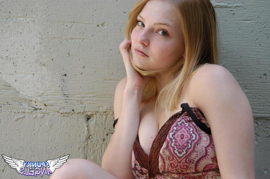 20P Pictures of Cute Chloe being cute