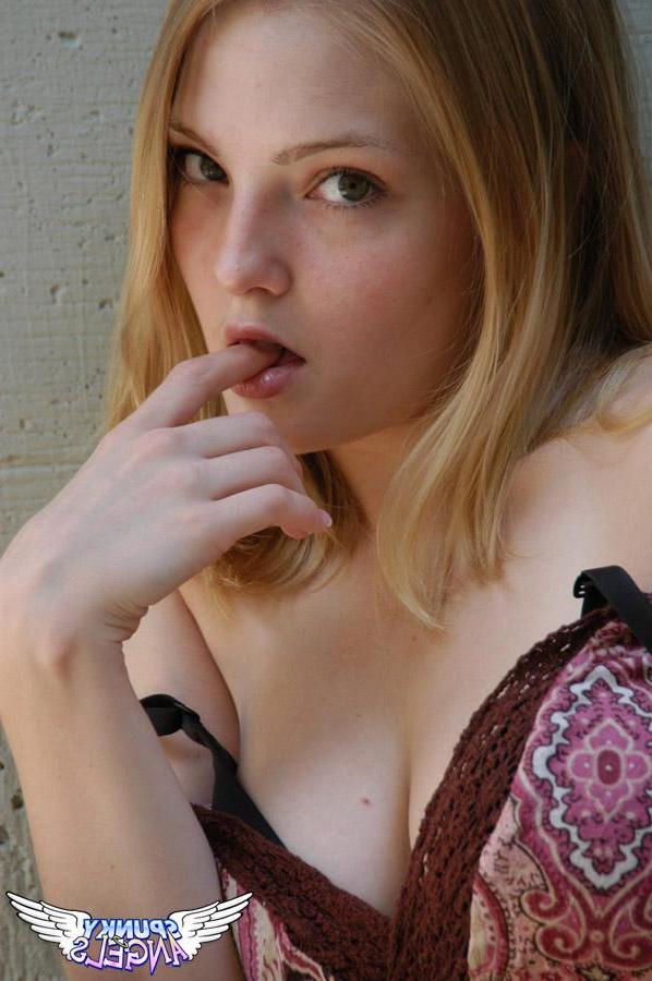 20P Pictures of Cute Chloe being cute