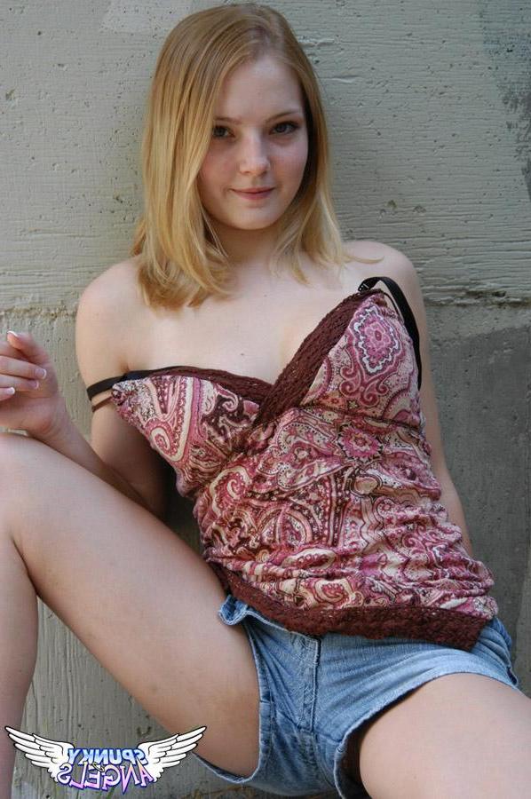 20P Pictures of Cute Chloe being cute