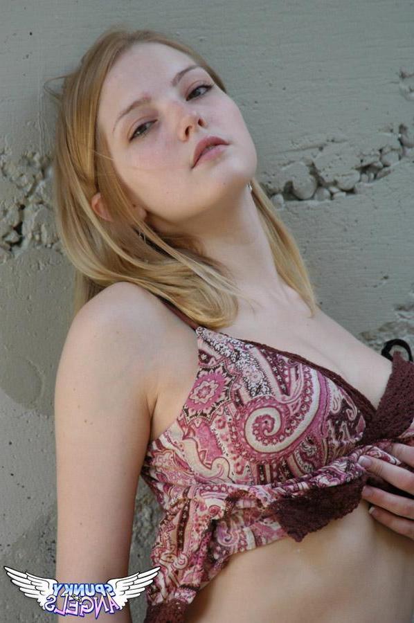 20P Pictures of Cute Chloe being cute