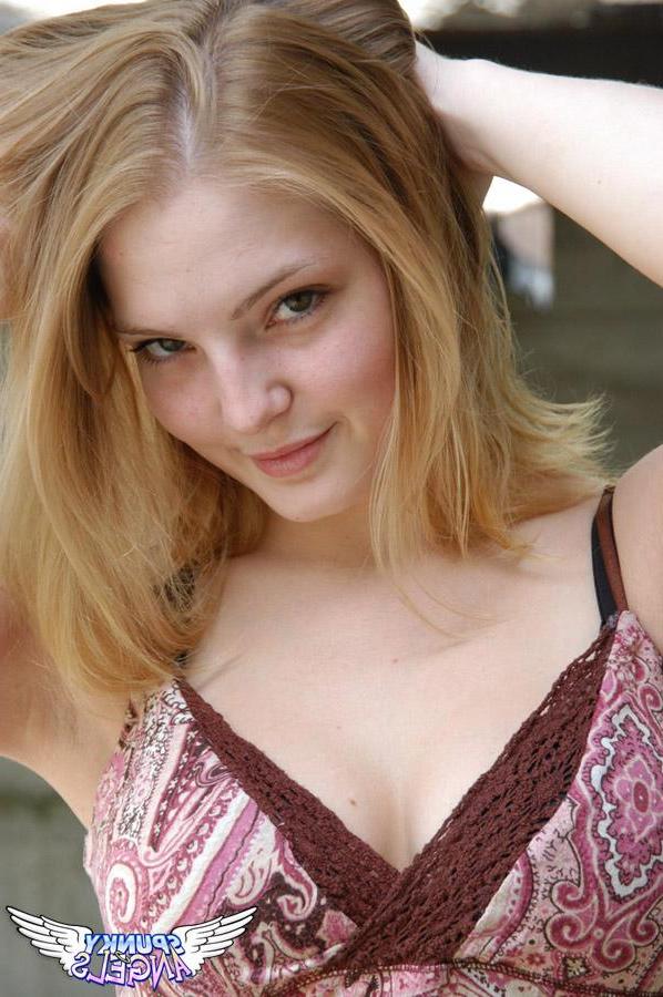 20P Pictures of Cute Chloe being cute