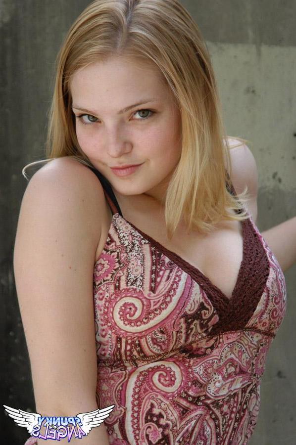 20P Pictures of Cute Chloe being cute