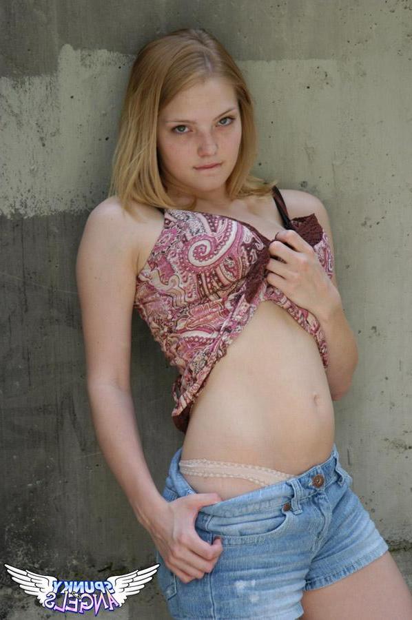20P Pictures of Cute Chloe being cute