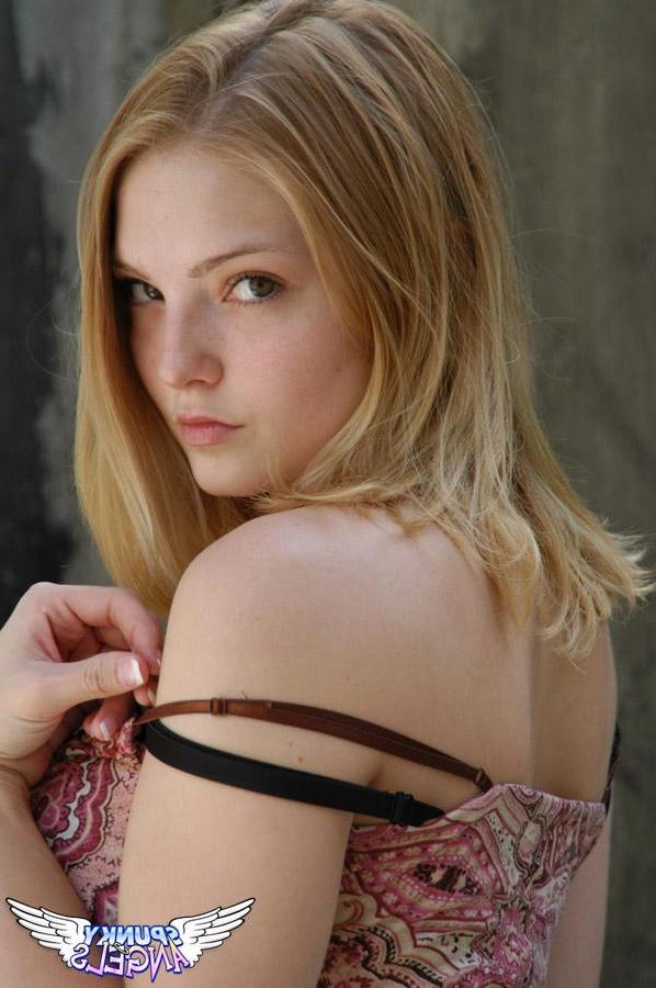 20P Pictures of Cute Chloe being cute