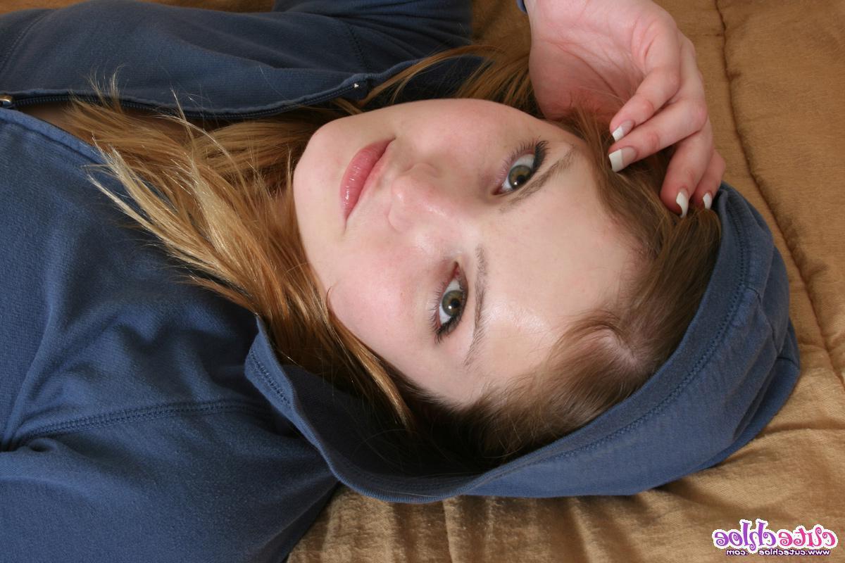 15P Bilder von der süßen Chloe, die zu Hause herumalbert