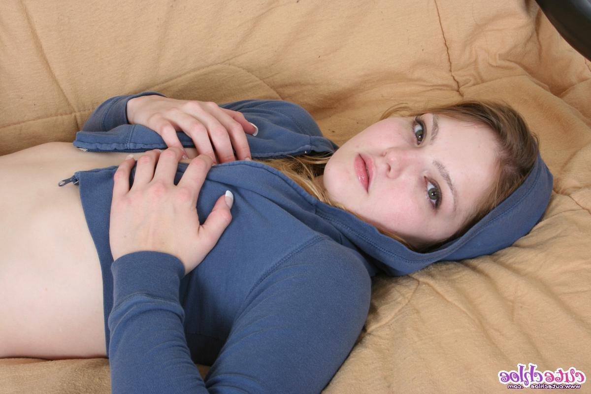 15P Bilder von der süßen Chloe, die zu Hause herumalbert