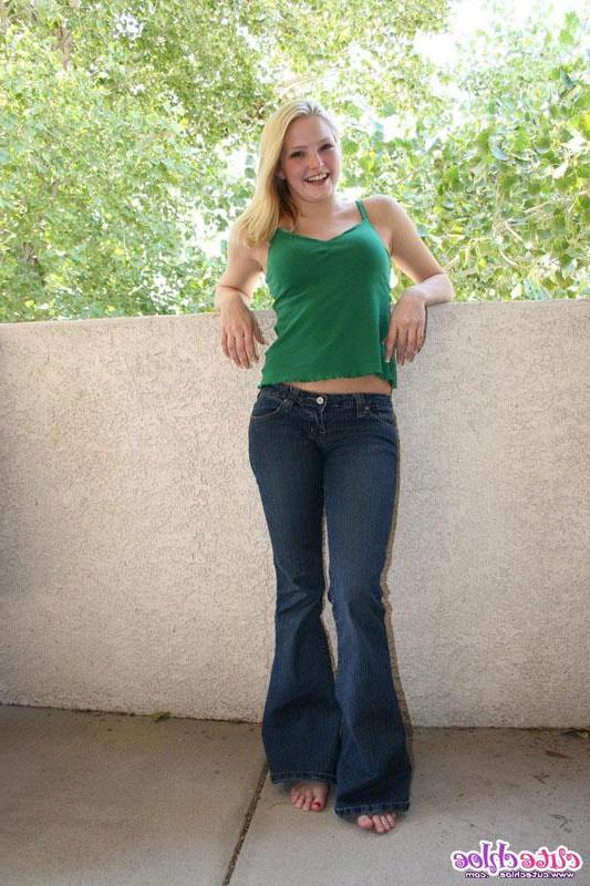 15P Pictures of Cute Chloe shaking her sexy ass
