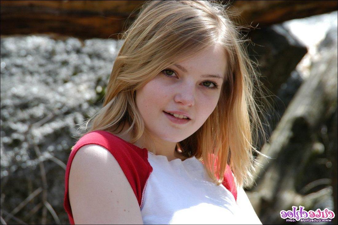 15P Pictures of Cute Chloe teasing in her panties