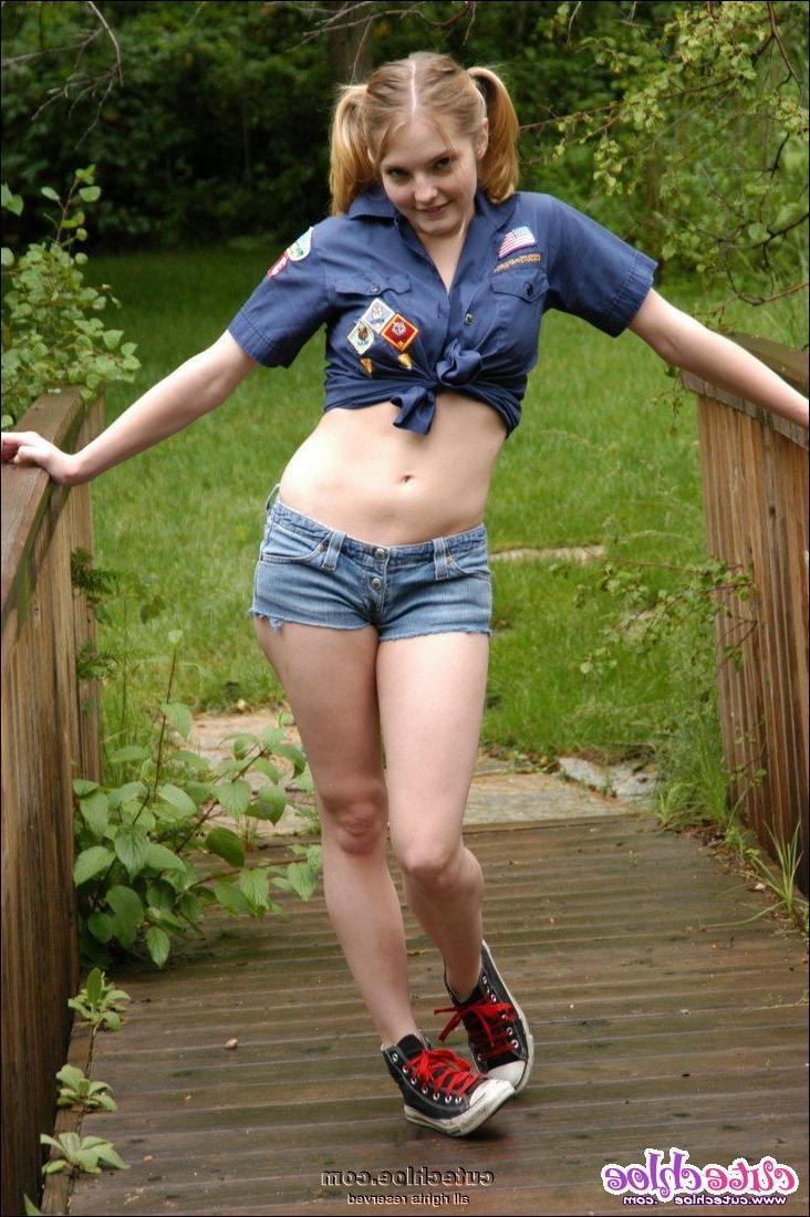 15P Pictures of Cute Chloe teasing outside