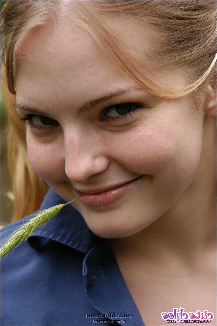 15P Pictures of Cute Chloe teasing outside