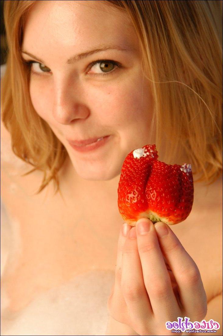 15P Pictures of Cute Chloe in a pink bikini