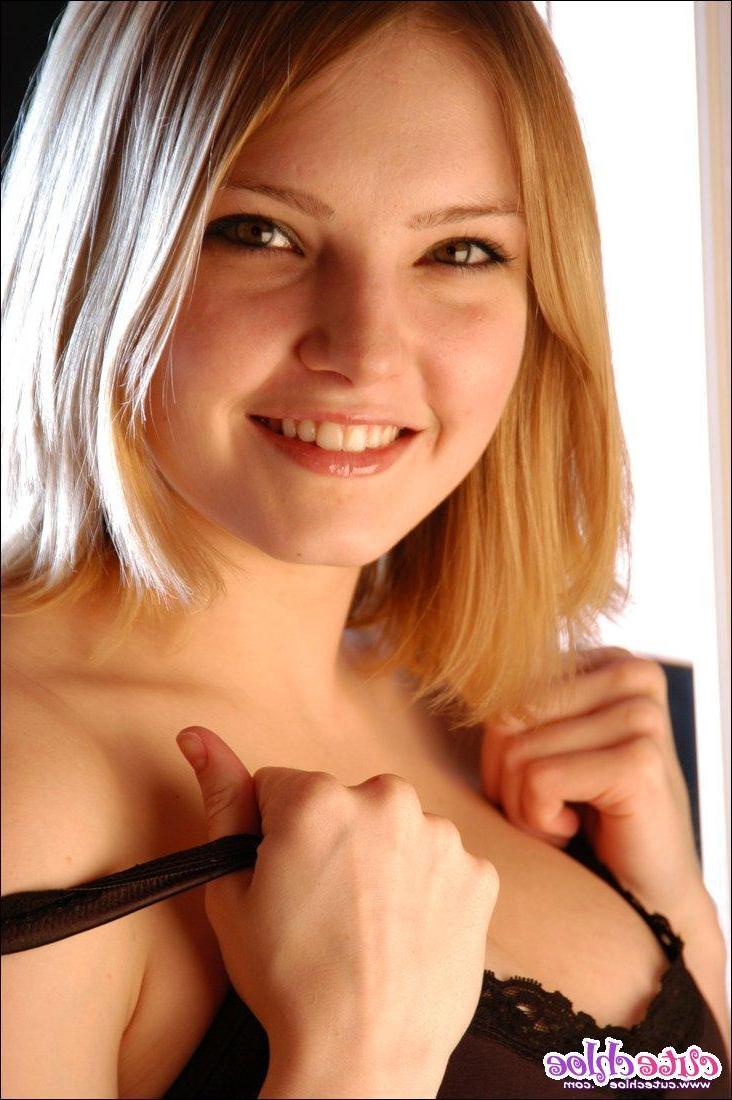 15P Pictures of Cute Chloe showing you her panties