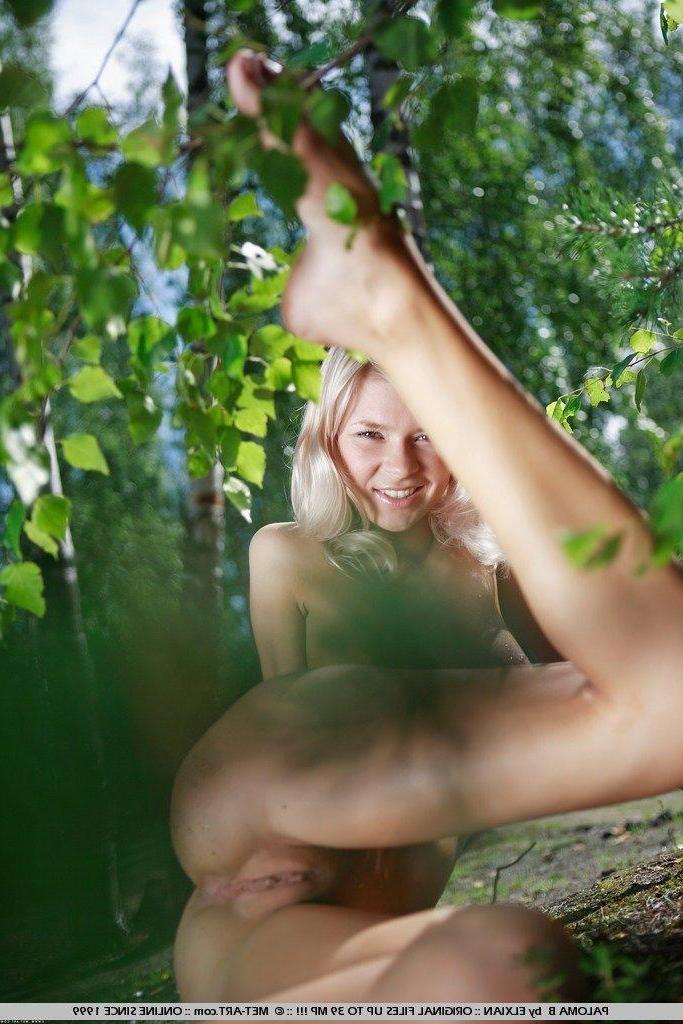 19P Pictures of Paloma B totally naked outside