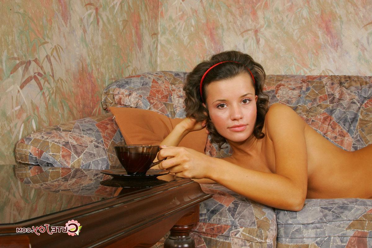 15P Pictures of teen Cute Joy getting naked at home