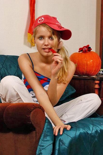 15P Pictures of teen babe Cute Kimberly spreading her legs