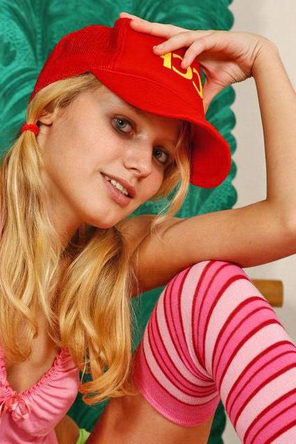 15P Pictures of teen Cute Kimberly stripping down to her hat